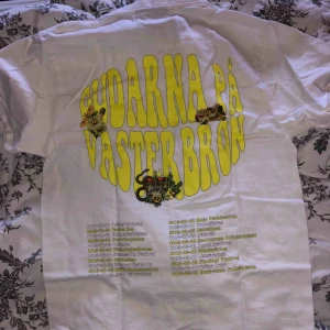  - Säljer nästa alla mina merches så kolla gärna in min sida! Vill du köpa flera plagg kan vi sätta ihop ett paketpris. Skicket är bra.  Hör av er vid minsta intresse, priset kan diskuteras vid snabb affär!!