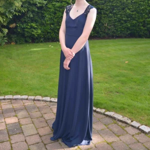  - Balklänning från Nelly som använts en gång. Passar även storlek 38 och den har en öppen rygg. Om ni vill se fler bilder av klänningen så kan ni kontakta mig 💙 Köparen står för frakt men jag kan mötas upp i centrala Stockholm 💙