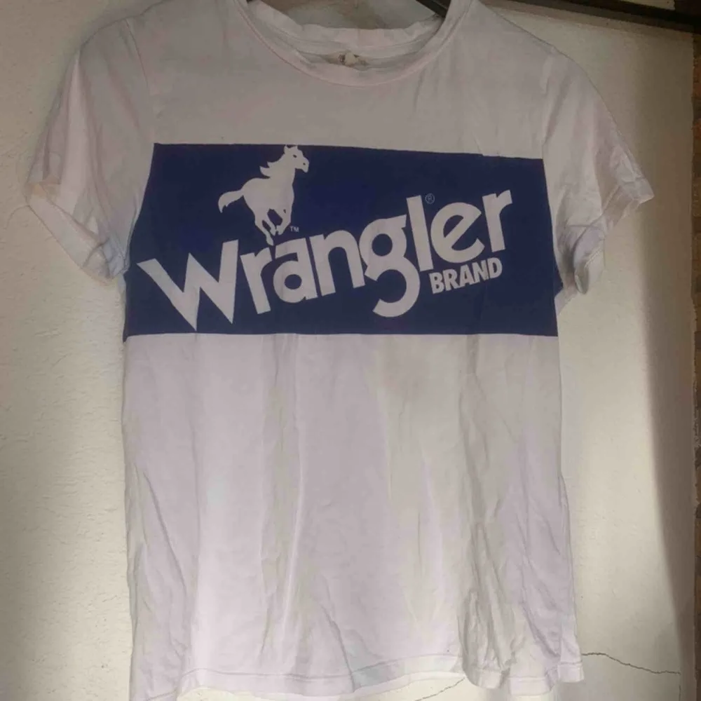 T-shirt från Wrangler, storlek XS, använd bara några gånger!! . T-shirts.