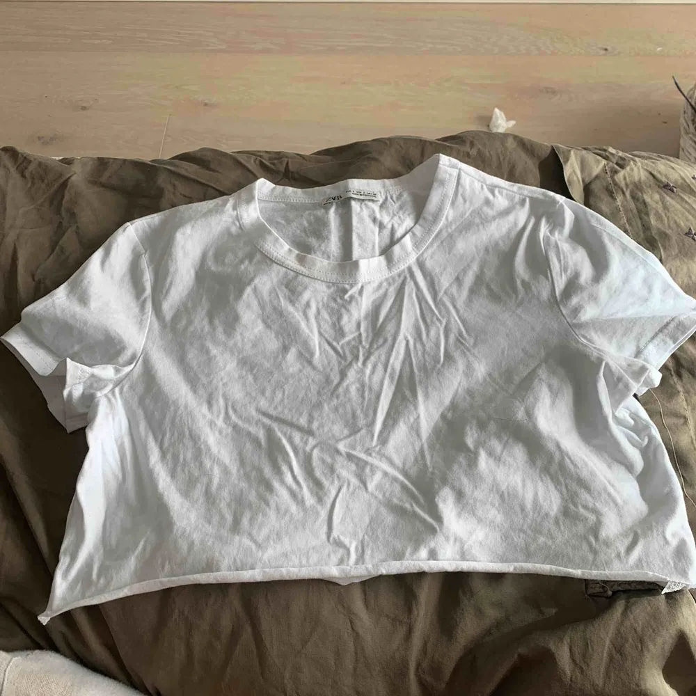Superfin kritvit magtröja som bara behöver strykas lite⚪️med frakt blir det 122kr. Om du köper idag kan jag skicka idag💕. T-shirts.