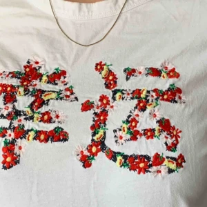  - Blomstring t-shirt 🌸från and Other stories i bra skick💕