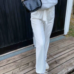  - Kostymbyxor från BikBok i stl XS. De är något uppsydda så passar dig som är ungefär 160cm ☺️ Superfina nu till våren och sommaren. Kan frakta men köparen står för frakt :) 