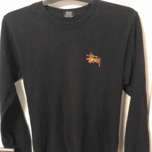  - Tjena, säljer nu min 8-ball stussy tröja.  Köpte den i Köpenhamn på en butik som heter Size?  för något år sen och har använt den ett antal gånger men annars är den i bra skick.  Kan stå för frakt beror sig på vart du bor👽