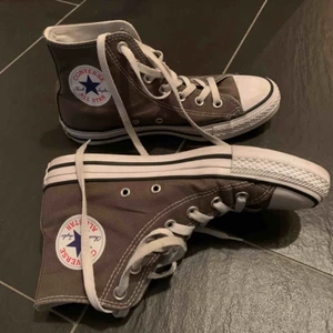  - Ett par höga converse i en brun/grå färg. Hur fina som helst, men har dock inte kommit till mycket användning. Därför i ett jättefint skick. Frakt tillkommer🤎