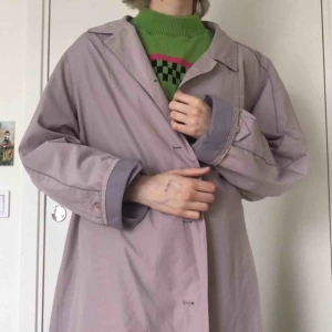  - 🔥möter bara upp i sthlm🔥 Grålila kappa, perfekt vårjacka.  tror det är strl L 115 cm lång 