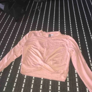  - Två jätte fina långärmade magtröjor från hm. Jätte bra skick använts bara några gånger. den rosa är i storlek S och den gråa är i storlek Xs men båda sitter likadant. en för 50 två för 100. frakt ingår ej