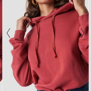  - Jätte fin hoodie från na-kd. Använd 1 gång, är i fint skick. Den ser mycket rödare ut en va den är, mer åt pastelröd än skrik röd. :)