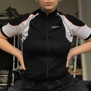  - En svart cykelväst från craft, funkar perfekt till vardags. 