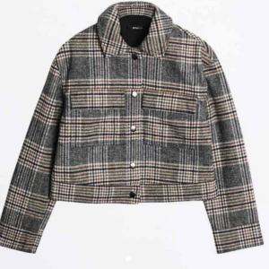  - En jätte fin jacka som passar perfekt nu till våren och lite kallare sommardagar🌸, Använd ett fåtal gånger och ser ut som nyköpt  Köparen betalar frakten eller så kan jag mötas upp i Stockholm  Bara att Skriva så kan jag skicka fler bilder