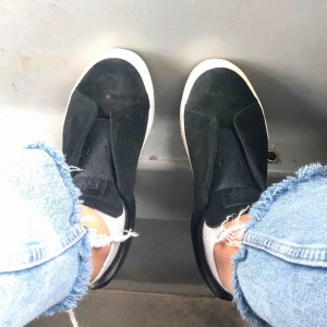  - Eytys Doja S-O Sneakers i mocka. Storlek 36. Köpte i somras men i bra skicka. Skriv för fler bilder. Kan frakta och mötas upp i Stockholm. Lite slitna i skon men ingen som märks eller känns