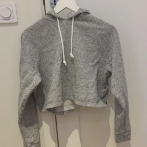  - Grå croppad hoodie från H&M, bra skick och använd ett par gånger 
