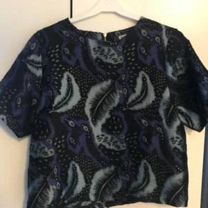  - Så fin festtopp som tyvärr har blivit för liten. Tyget är styft, dvs ingen stretch, så skulle säga att den passar en M/liten L. Frakt tillkommer