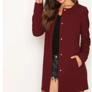  - Superfin kappa, är ngt mer åt det vinröda hållet än vad bilden visar. Är en XS men skulle säga att den passar även en S. Kan skicka fler bilder vid intresse 🌸