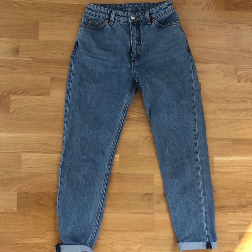 Högmidjade mom-jeans från Monki i storlek 24 (XS). De är i modellen ”kimono” och i mycket fint skick! Möts upp i Uppsala eller så står du för frakten!. Jeans & Byxor.