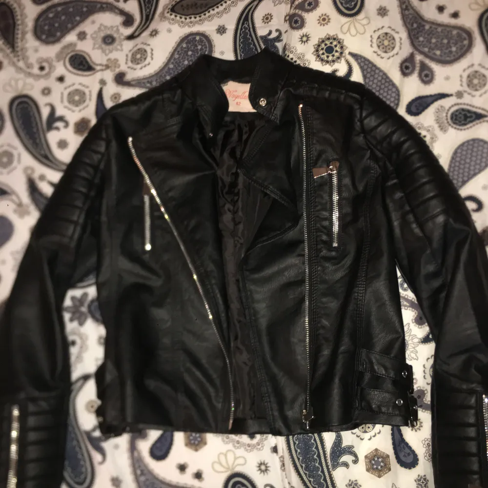 Moto jacket från chiquelle, endast testad, annars helt ny. Stl M men passar  S mer än M. Original pris 700 säljer för mellan 500 - 600. Köparen står för frakt. Kan även mötas upp vid malmö eller lund. Priset kan diskuteras. Jackor.