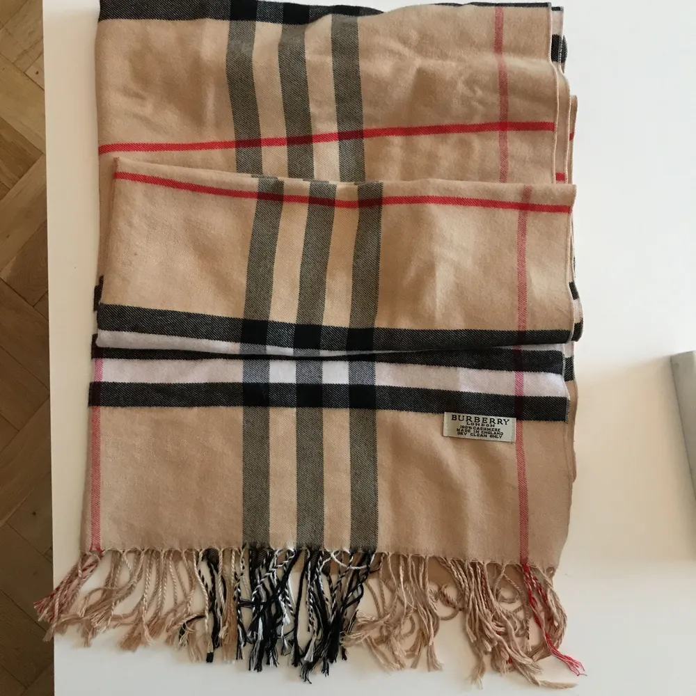 Burberry halsduk (KOPIA, ej äkta). Använd ett par gånger! Den är ca 170cm lång och 70cm bred. Frakten ingår i priset! Tar endast emot swish betalning!. Övrigt.