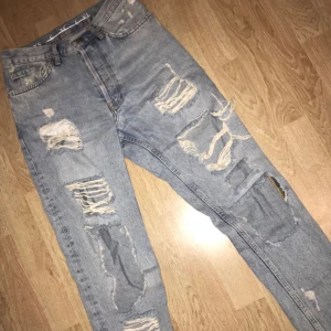  - jättesnygga blåa ”girlfriend” jeans med slitningar från bik bok. använda några gånger så i bra skick. storlek XS men är inte så tajta i passformen. nypris: 499 köpare står för frakten.