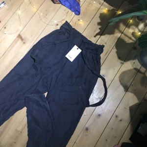  - Helt oanvända brallor från BikBok, prislapp kvar!  De var helt enkelt försmå, så jag hoppas på att någon annan ska få njuta av dessa byxor, helt underbart material!!  Frakt tillkommer, tar betalt via swish!