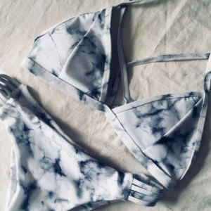  - Bikini i marmortryck. Säljes ihop eller separat.