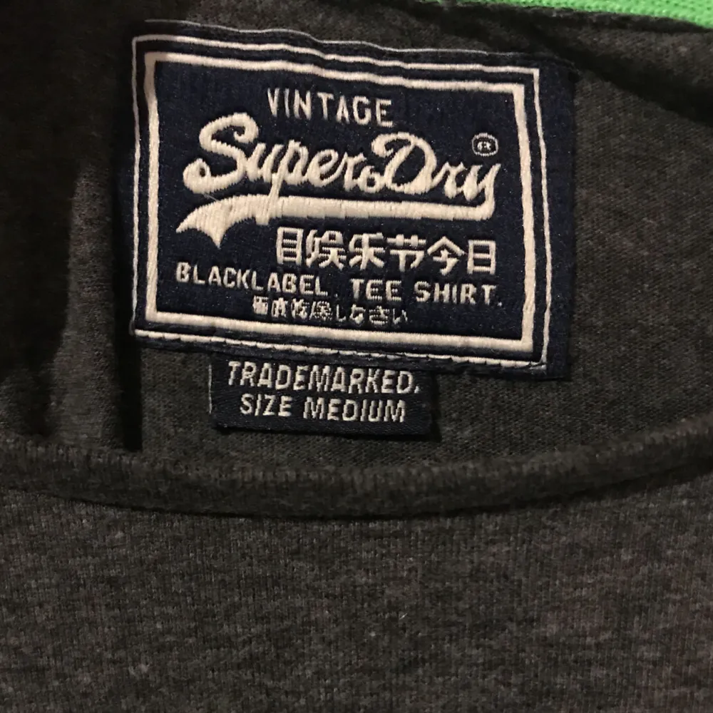 Superdry t-shirt, köpt i London i superdry affären så den är äkta. Storlek M. Skitsnygg på sommaren då den gröna färgen typ är neon  (syns inte riktigt på bilden). T-shirts.