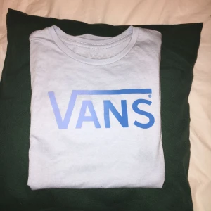  - Oanvänd tröja o därför den säljes, från VANS i ljusblå med något mörkblåare tryck, storlek S 💗