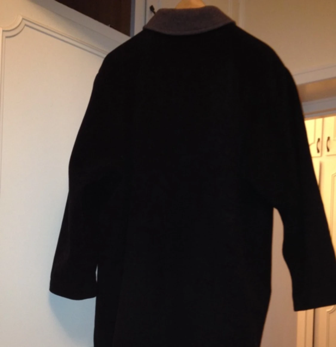 Sparsamt använd svartgrå kappa i cashmere och ull.  - 1387369668