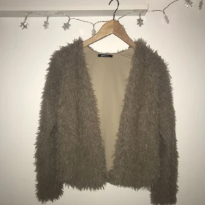  - Fin kofta/jacka från Gina. Är i storlek L för ville använda den som en jacka. Är 1.60 och den sitter som en S