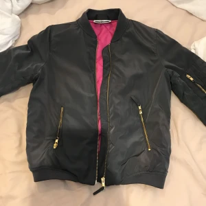  - Fick i födelsedagspresent från jeansbolaget men används aldrig då inte riktigt något i min smak. Väldigt fin och nästan som nytt skick!