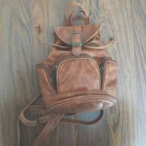  - Liten brun läderväska 