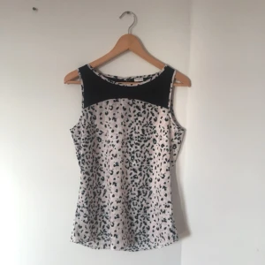  - Tröja från ONLY. Endast provad en gång. Nypris ca 200kr