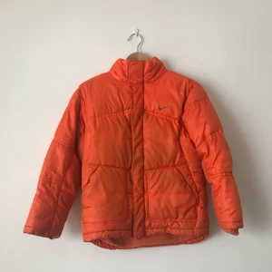  - Superfin jacka från Nike, köpt här på Plick. Säljer pga kommer inte till användning. 