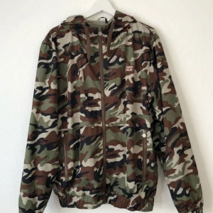  - Camo-mönstrad vindjacka. Storlek L men jag som har storlek S har använd den som oversize. Frakt 30kr