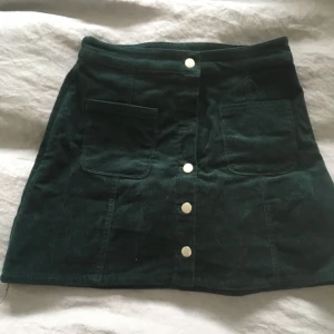  - A-line kjol den H&M i grön Manchester. För stor för mig och på bilden så håller jag in den i midjan, så den är lite mer utsvängd på riktigt så att säga. Passar 36-38.  Köpare står för frakt, kan även hämtas upp i Malmö och Swish funkar som betalning.