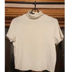  - Turtleneck ifrån Monki, vara bara använt 2 gånger ✨  Köparen står frö frakt som blir 45kr 📮  Katt finns i hemmet 🐈