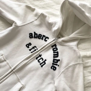  - Kofta från Abercrombie & Fitch, inköpt i New York. Knappt använd, därför är det sköna materialet som deras tröjor har fortfarande mjukt och jätteskönt 😋 Vit och ren.