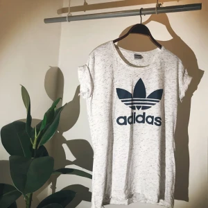  - Vit Adidas t-shirt med mörkblått tryck. Liten i storleken och har passat på mig som har medium! Använd en gång. Fraktas för 40 kronor 😊