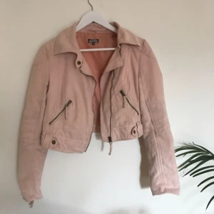  - En rosa mockajacka från BikBok.  Superfin jacka men ganska använd och har två mindre "prickar" på sig som ni kan se på bild två. Därav det låga priset.