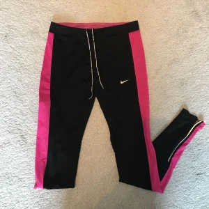  - Träningstights från Nike i storlek S. I fint skick. 