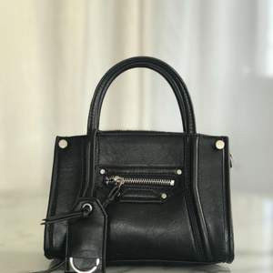 Väska i svart PU-läder ifrån H&M, påminner om Balenciaga Mini. Aldrig använd 