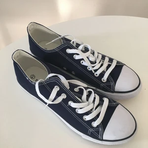  - Skor i märket tribiue från stadium aldrig använda storlek 41 men små så typ 40. (Frakt tillkommer om du ej vill hämta) 