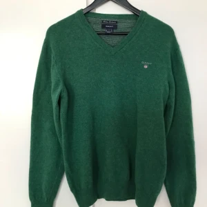  - Säljer nu min gröna GANT tröja för 150kr. Storlek M. Knappt använd