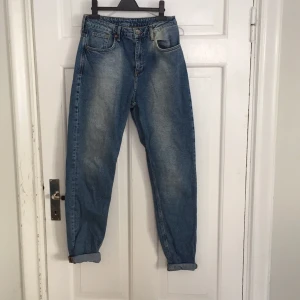 - Mom jeans h&m Jag har 27-26 i midjan i vanliga fall men dom här är för stora för mig hög midja 🐋