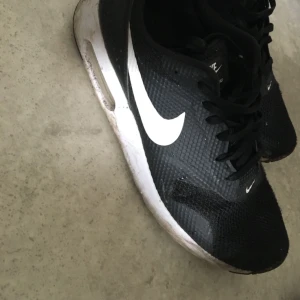  - Säljer ett par air max, såklart putsas dom innan dom skickas och frakt ingår i priset, fler bilder så är det bara att fråga 😊💕