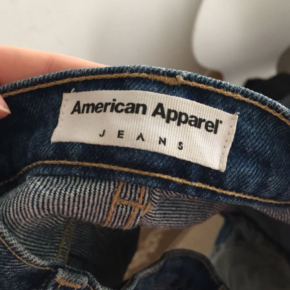 Jättefina American Apparel jeansshorts! Dom är höga i midjan och så fina. Har tyvärr vuxit ur dom. Använda ett fåtal gånger.  Köparen står för frakten, kan även mötas upp i Uppsala.. Shorts.