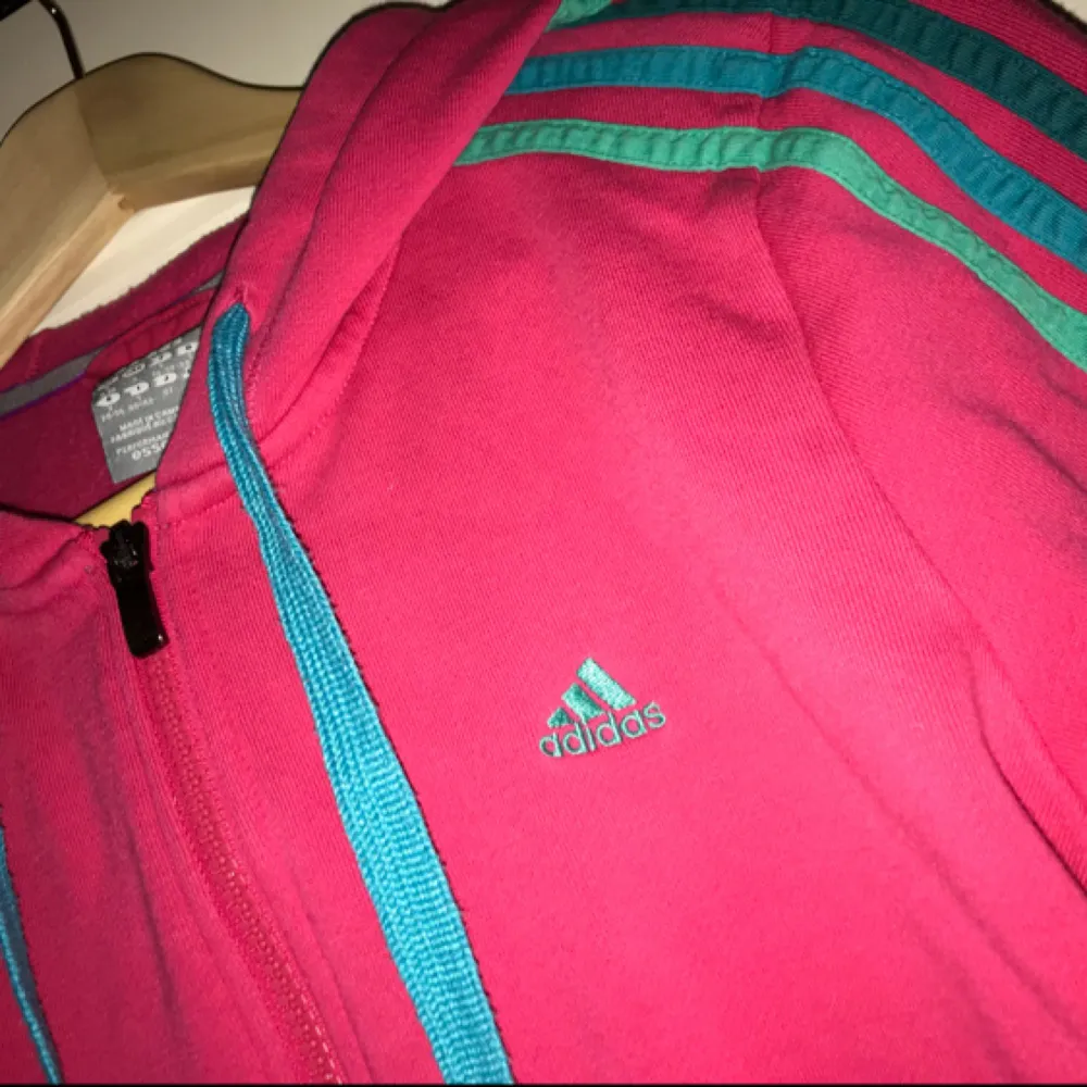 Mysig Adidas hoodie, säljer pga att jag ej använder, endast använd ett par gånger! . Hoodies.
