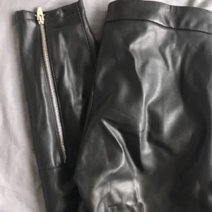  - Skinnbyxor från gina! Med dragkedja nertill