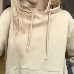  - Beige luvtröja från hm. Använd 1 gång. Möts upp i Stockholm annars tillkommer frakt! 