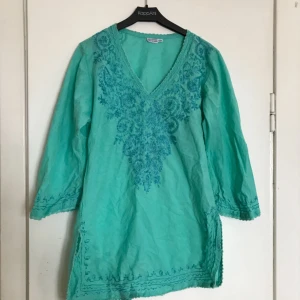  - Snygg tunika som jag köpte i Indien för 2 år sen. 