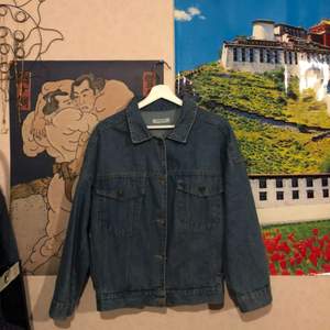 Jeansjacka från Åland, ett koreanskt märke, köpt i Hong Kong. Jackan är mer ’boxig’ och passar allt emellan XS-L. Frakt tillkommer på 50kr