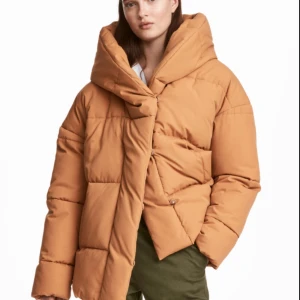  - Helt ny jacka! Nypris 1000kr. Storlek 40, men känns som M.